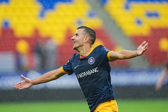 Futbolista celebrando un gol